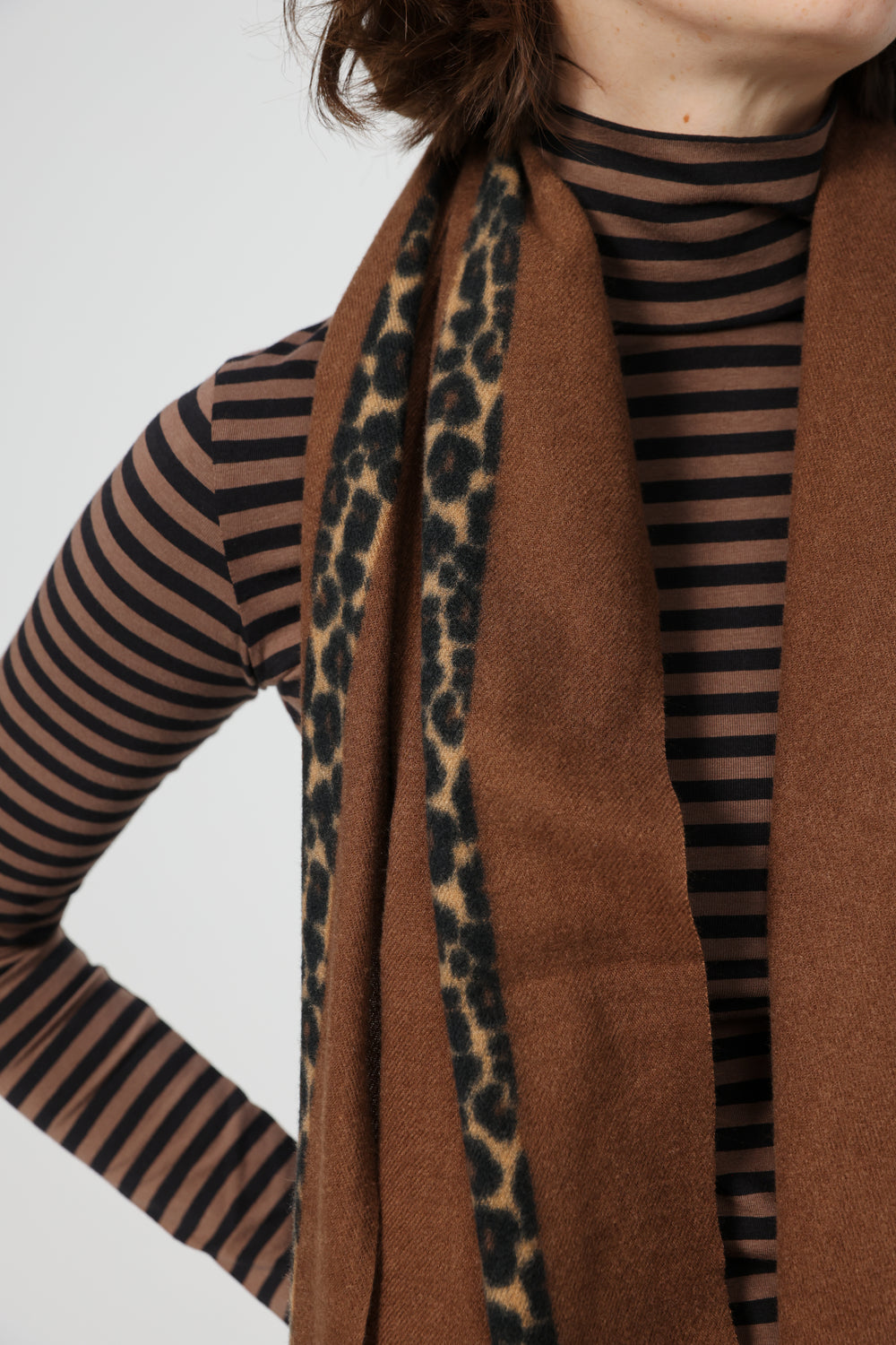 צעיף חום עם הדפס מנומר Brown Scarf