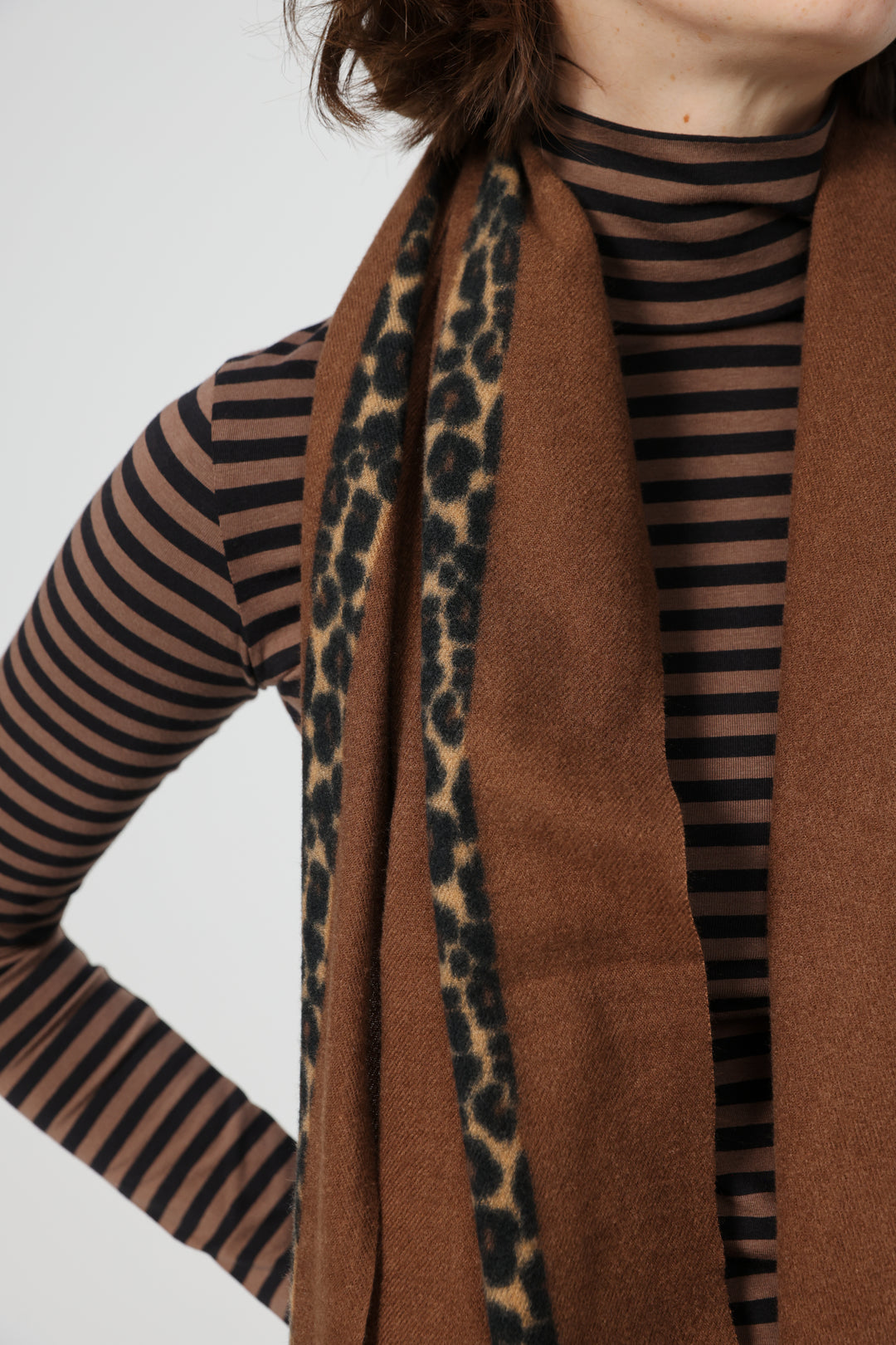 צעיף חום עם הדפס מנומר Brown Scarf