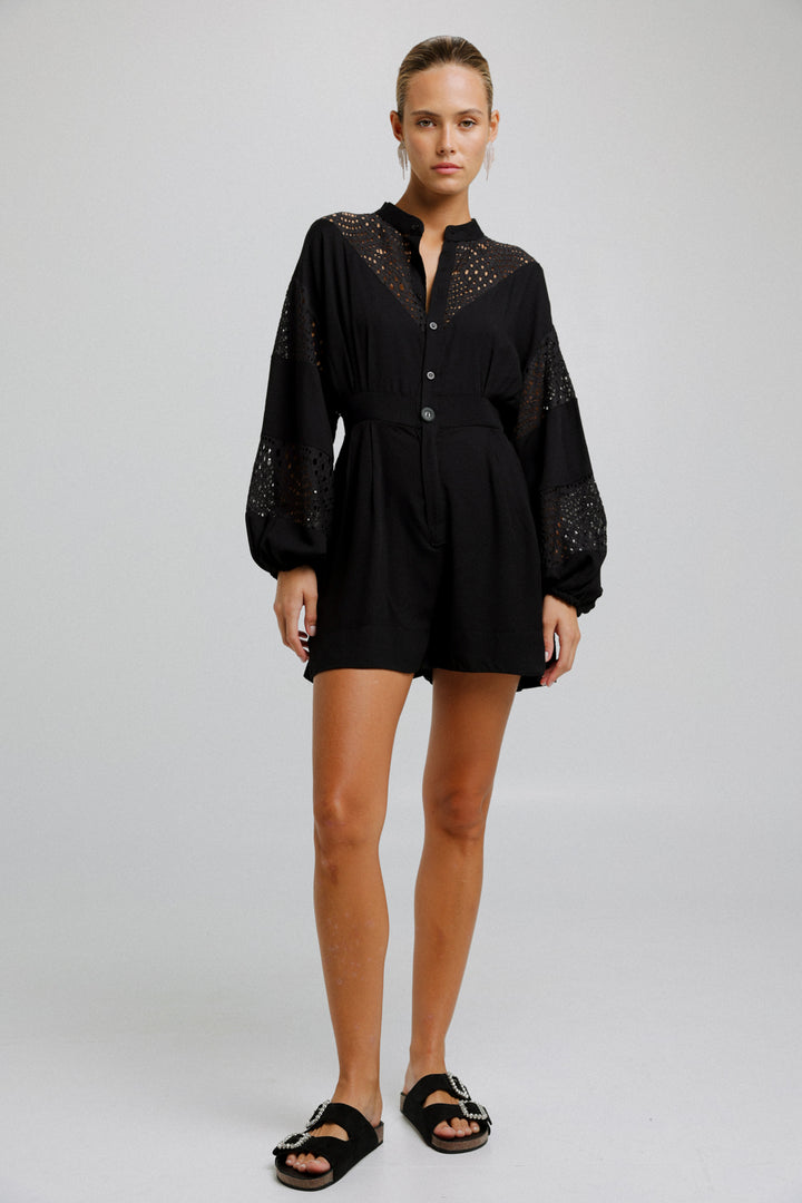 אוברול שחור קצר לנשים דגם Nonchalant Black Jumpsuit סיסטרז
