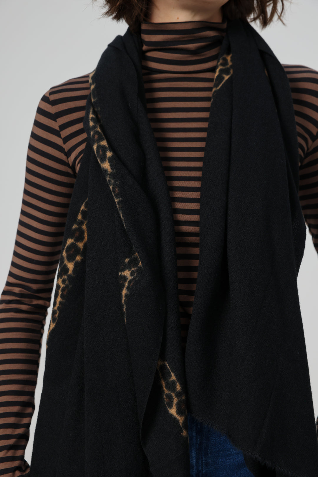 צעיף מחמם לחורף בצבע שחור Black Scarf