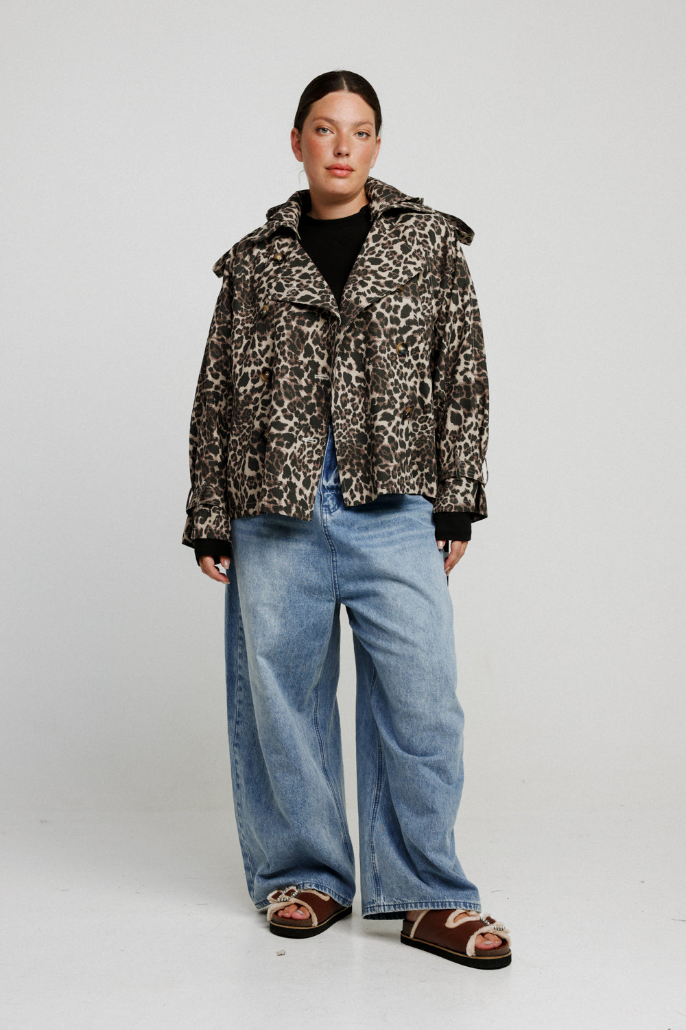 טרנץ' קצר מנומר לאישה מידות גדולות Leopard Short Trench Coat