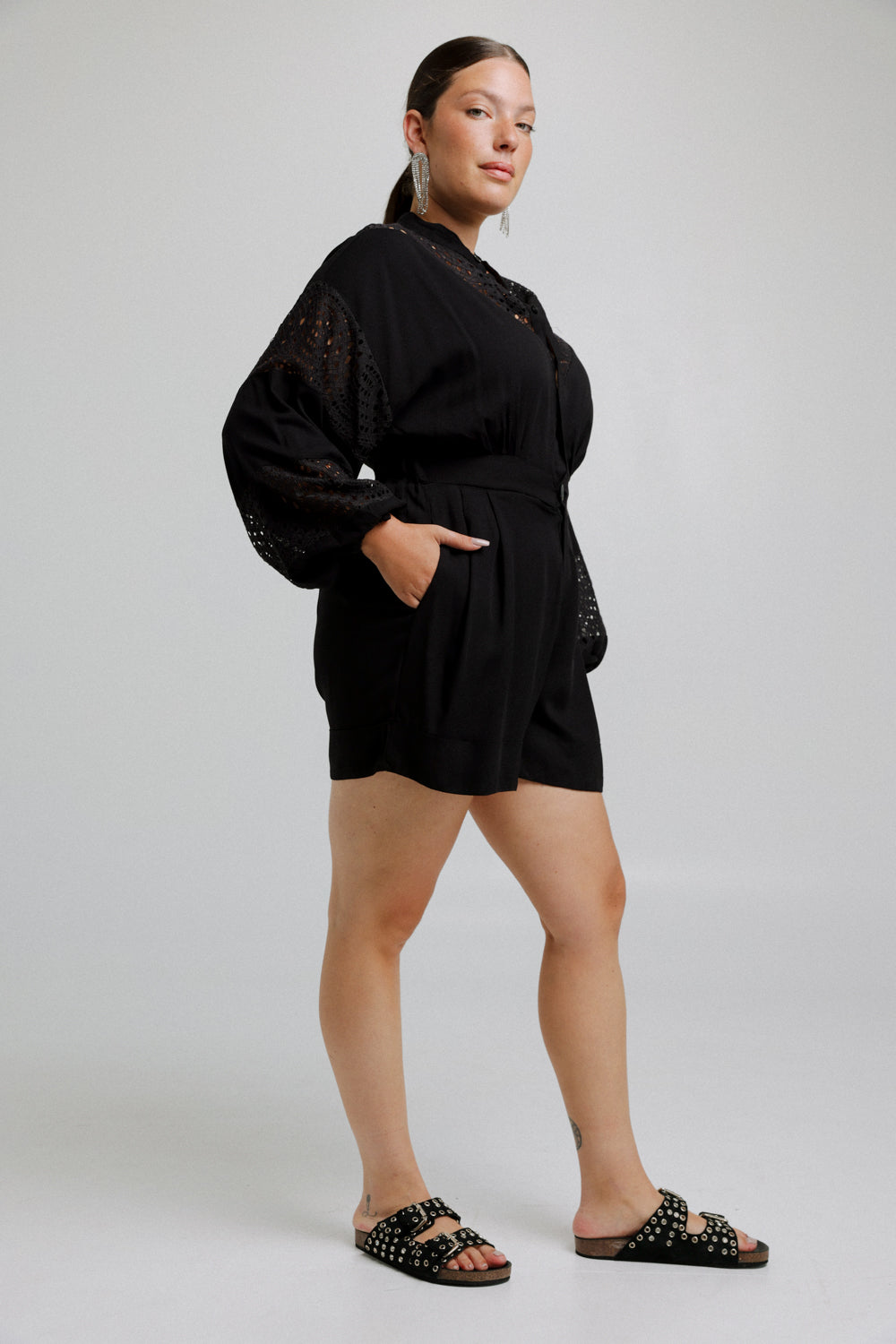 אוברול שחור קצר לנשים דגם Nonchalant Black Jumpsuit מידה L