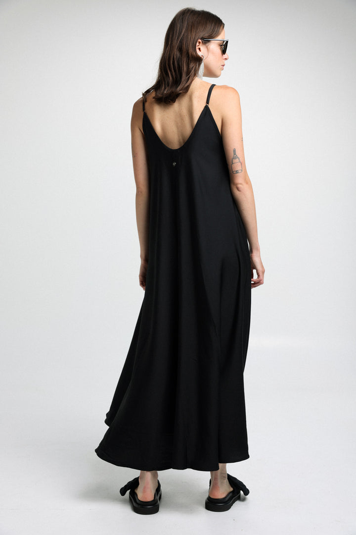 Summer Black Dress שמלת קיץ אוברסייז שחורה עם כתפיות דקיקות
