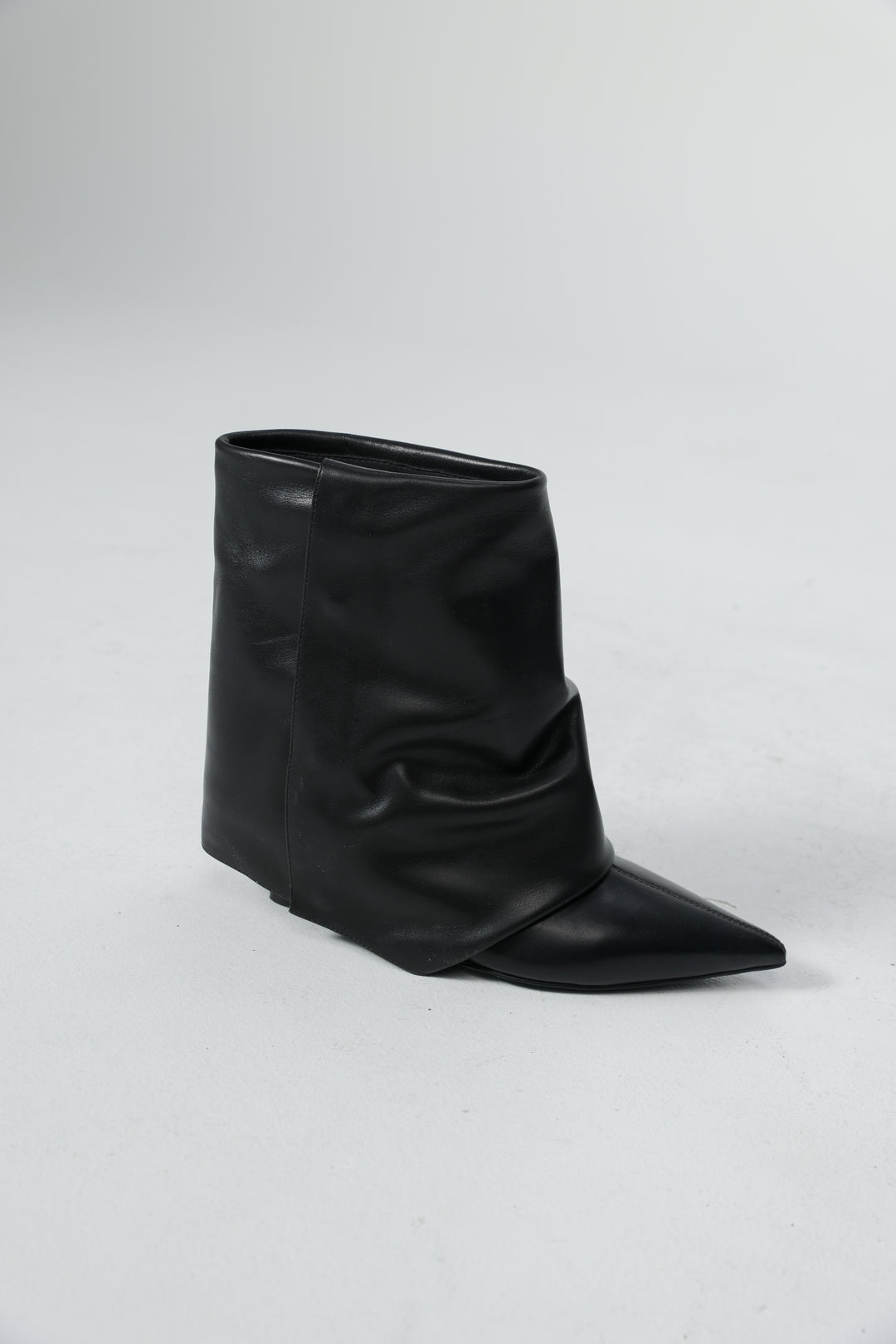 מגף עור שחור עם אצבע מחודדת Black Leather Boots 