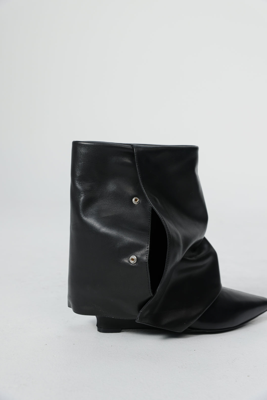 מגף עור שחור בעיצוב מקופל Black Leather Boots 