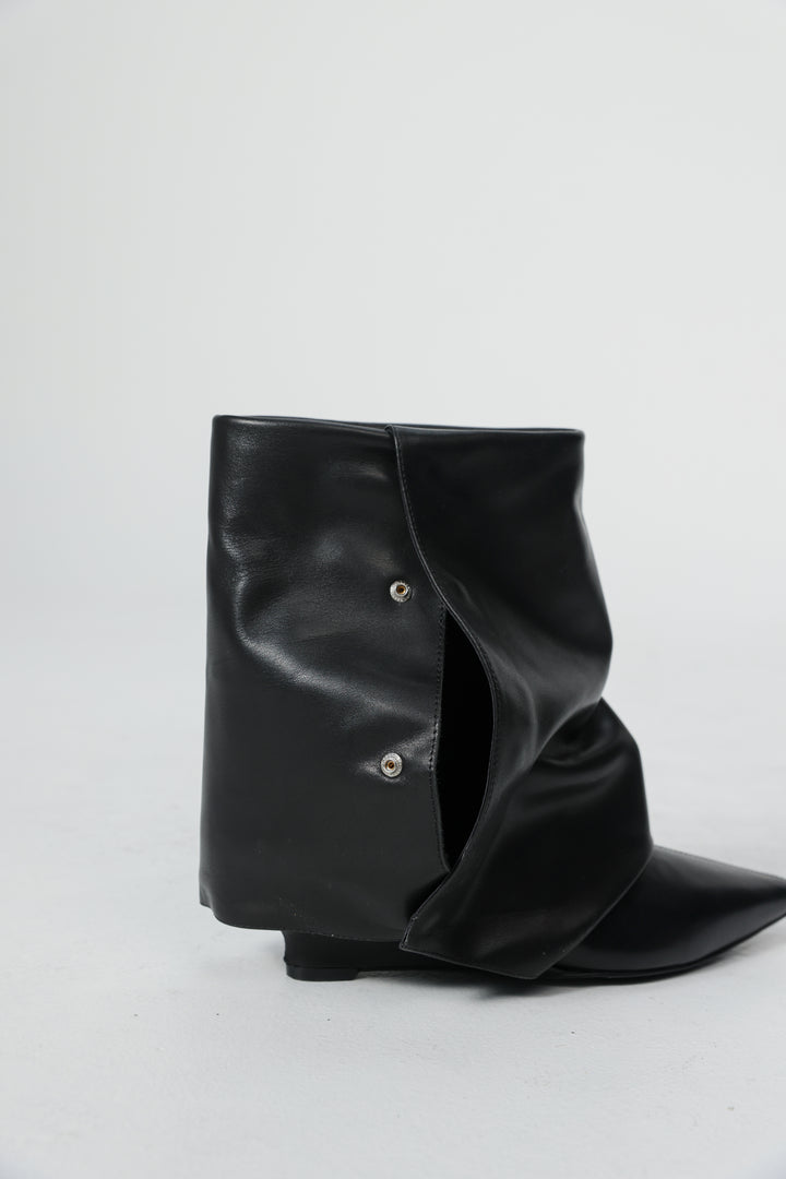 מגף עור שחור בעיצוב מקופל Black Leather Boots 