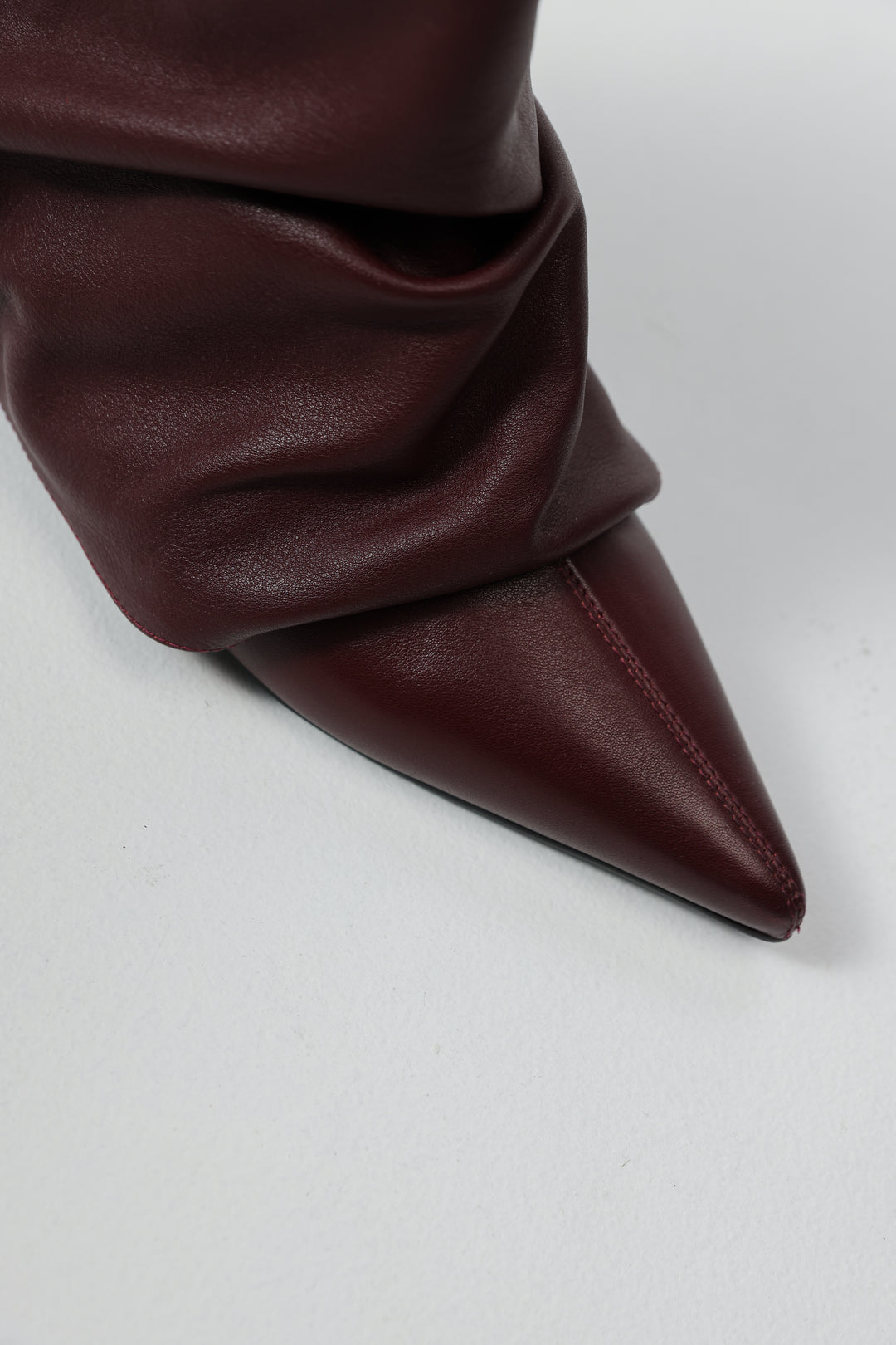 מגפי עור חומות עם אצבע שפיץ Wine Leather Boots