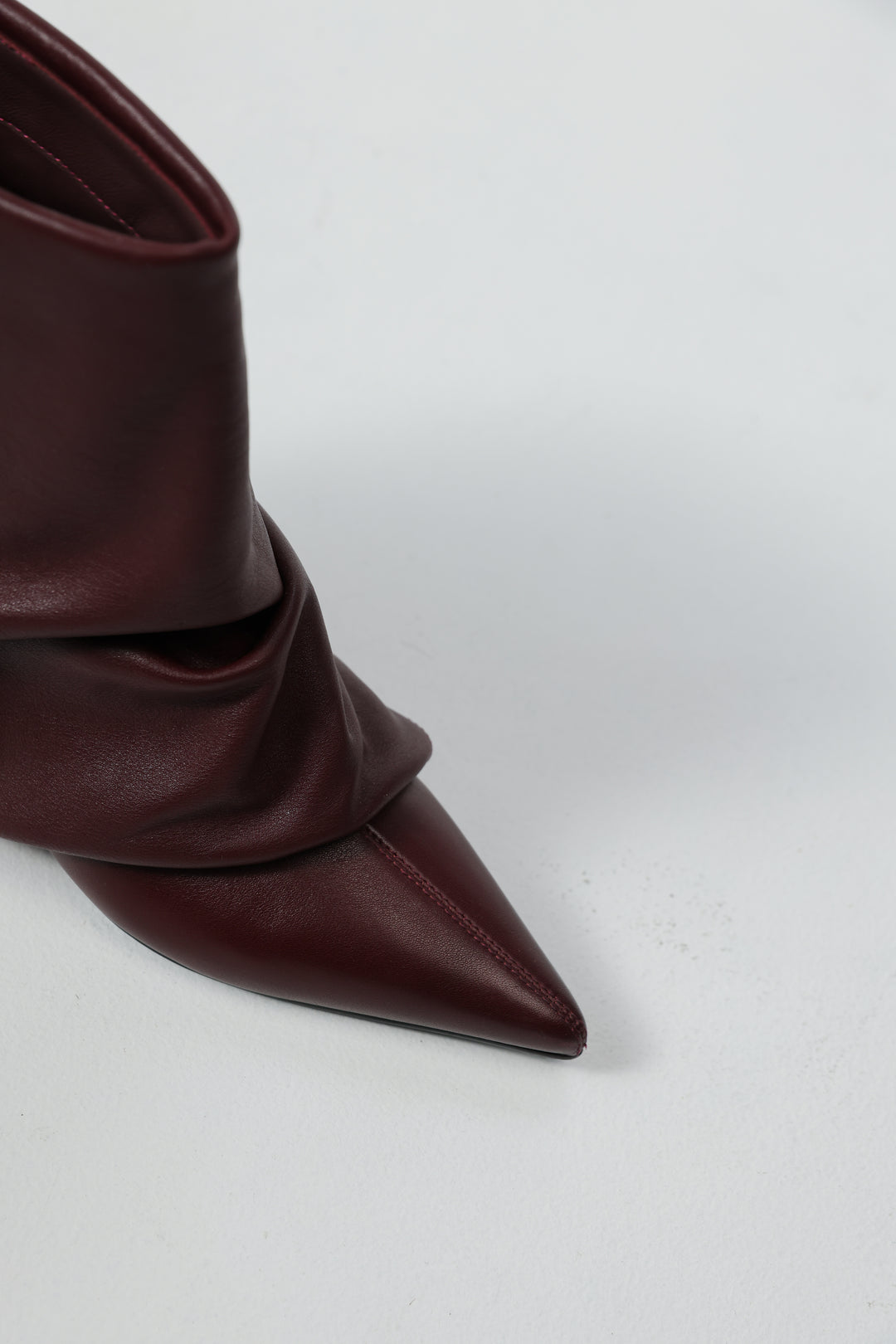 מגף חום עם אצבע מחודדת Wine Leather Boots