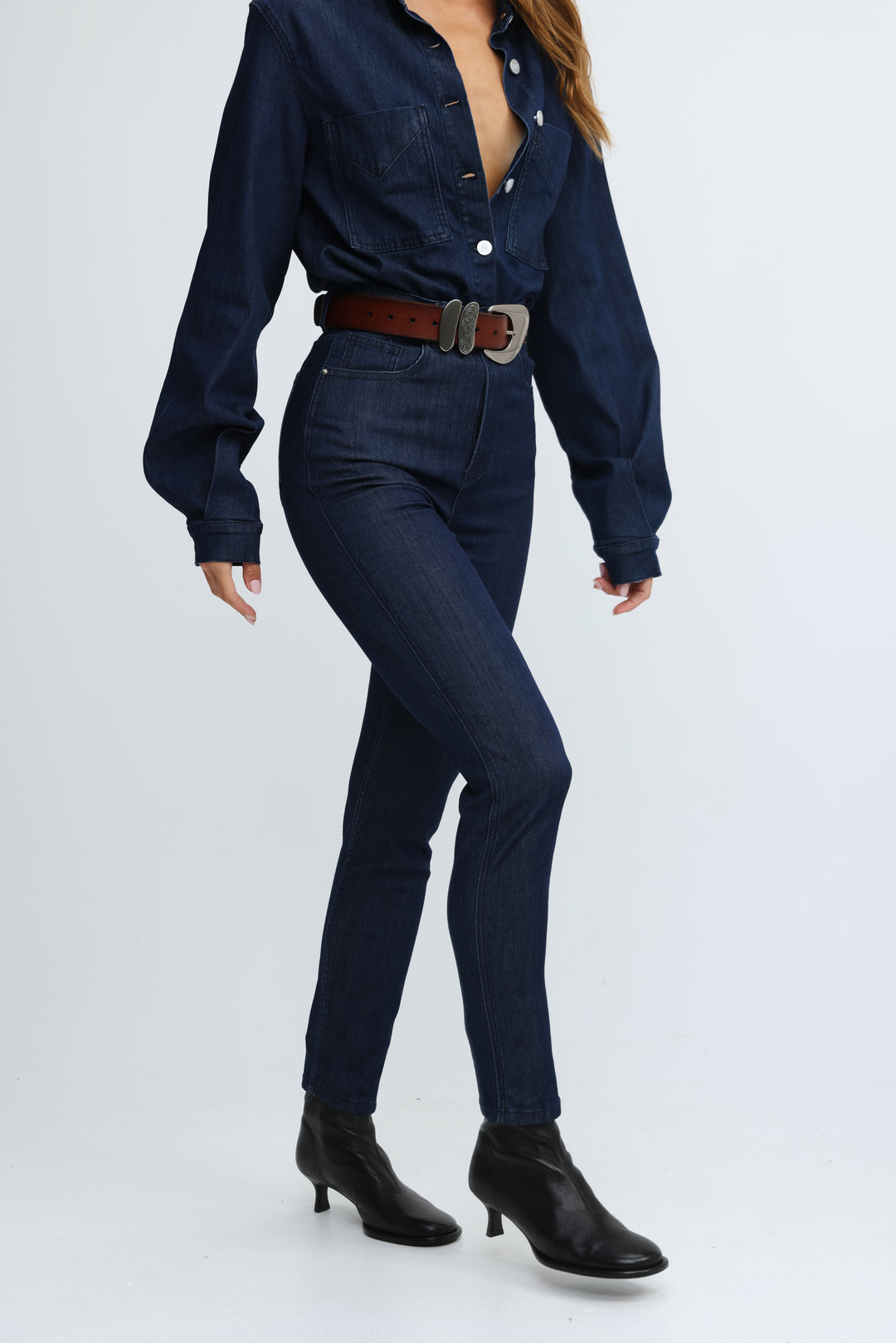 Dark blue denim jeans star 776 with a fitted cut, high waist, and brown leather belt with silver buckle, front view