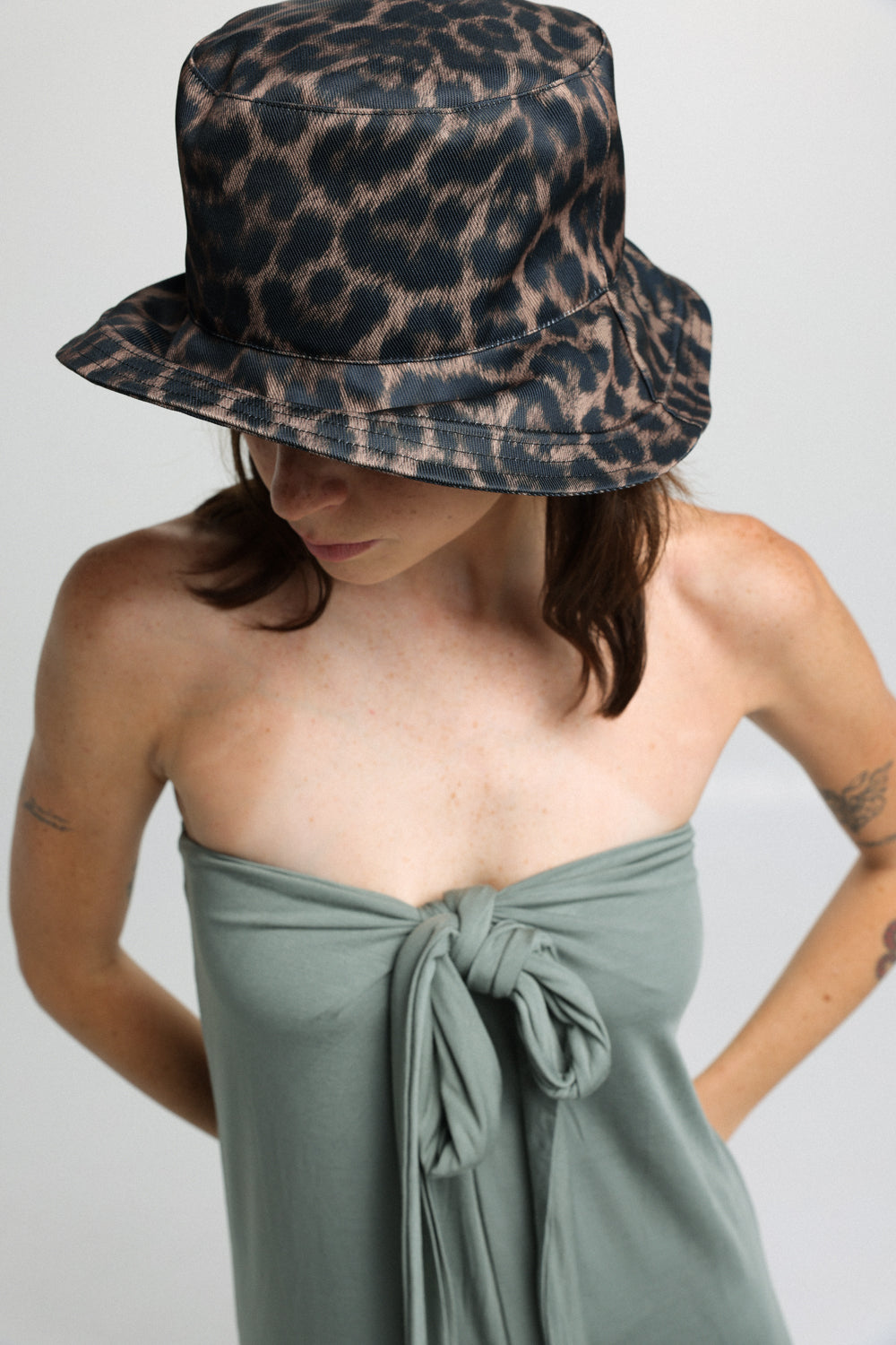 כובע באקט לנשים Leo Bucket Hat מהדורה מוגבלת