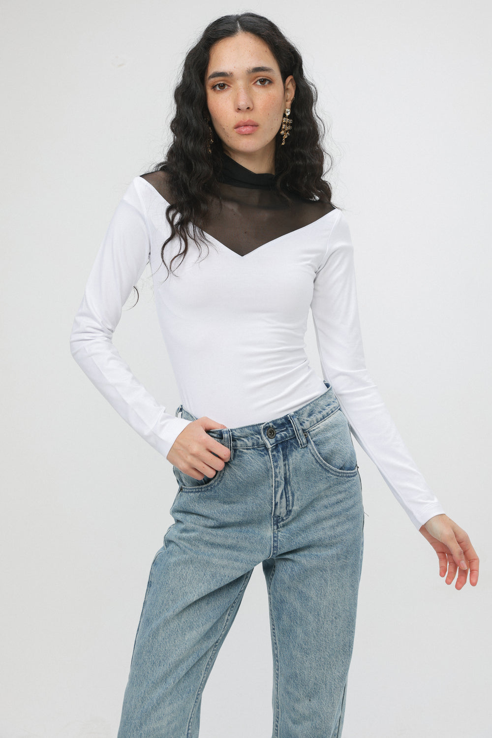 חולצת טופ לבנה עם רשת Confirmed White Top