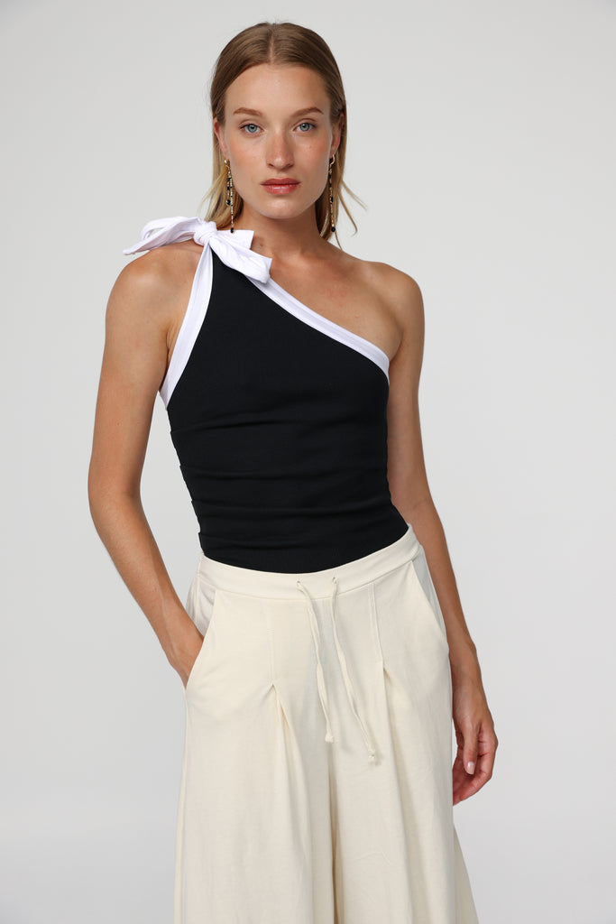 SENEE one shoulder tops ブラック 017A6666_a2d4bdfb-1fce-4177-