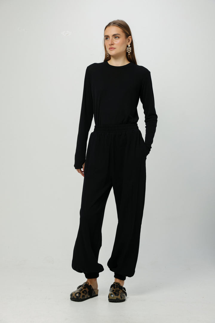 Tracking Black Joggers