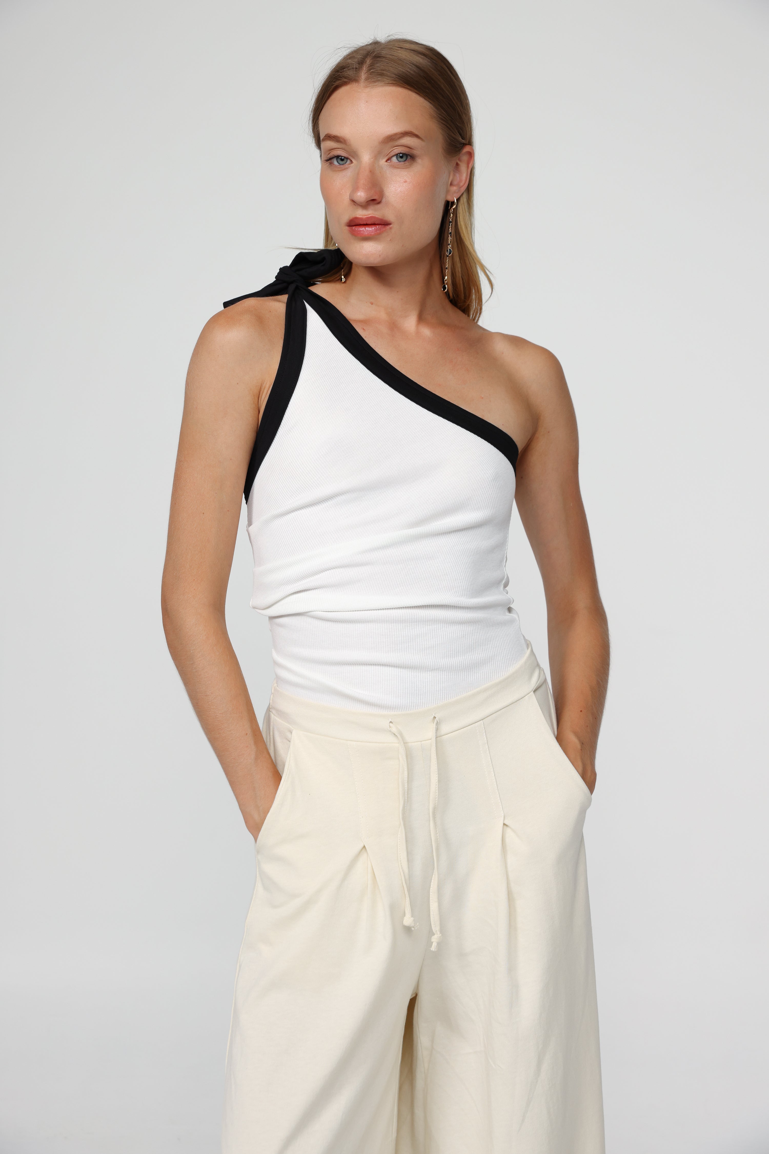 Tie White&Black One Shoulder Top – SEESTARZ