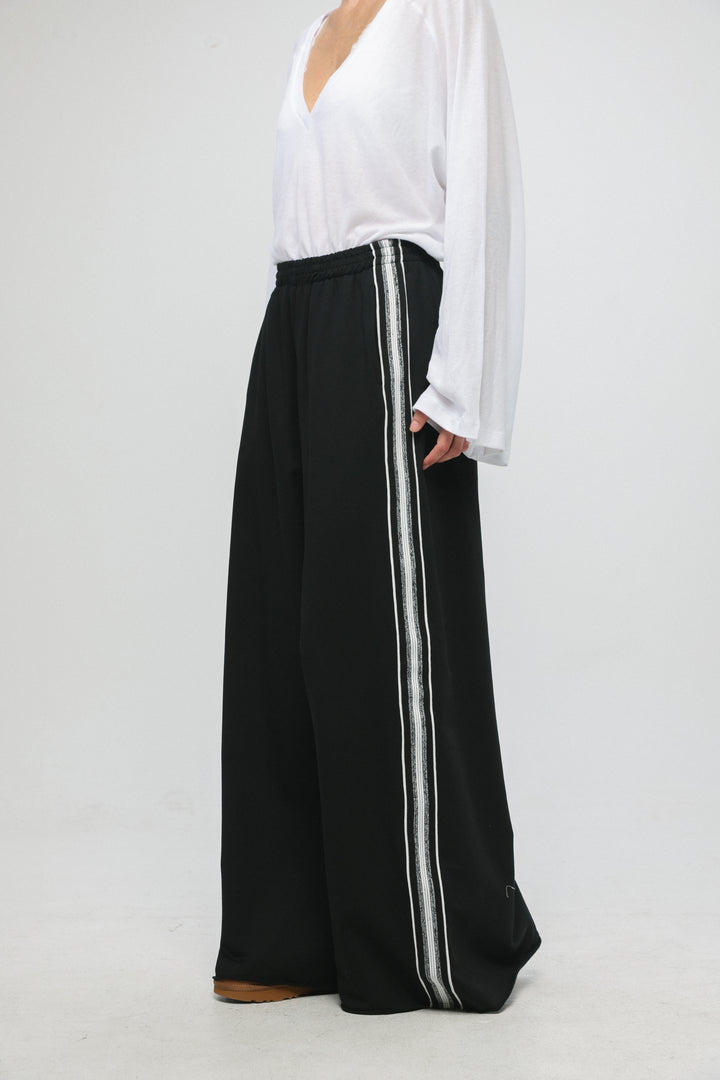 מכנס שחור רחב עם פסים לבנים Must Black Wide Bottoms