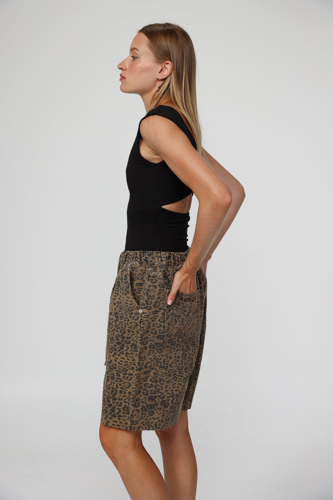 מכנס ג'ינס קצרים מנומרים לאישה Sheinkin Leopard Denim Shorts