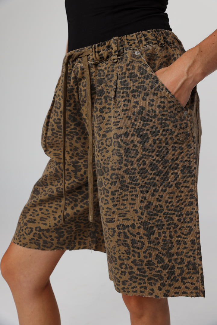 ג'ינס מנומר קצר עם כיסים ושרוך Sheinkin Leopard Denim Shorts
