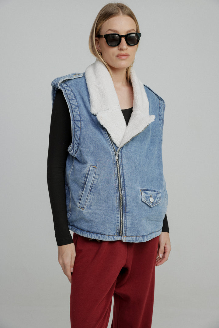 וסט ג'ינס עם צווארון פרווה Regent Blue Denim Vest