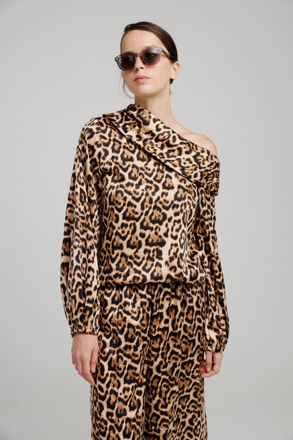 Drawing Off Shoulder Leopard Top