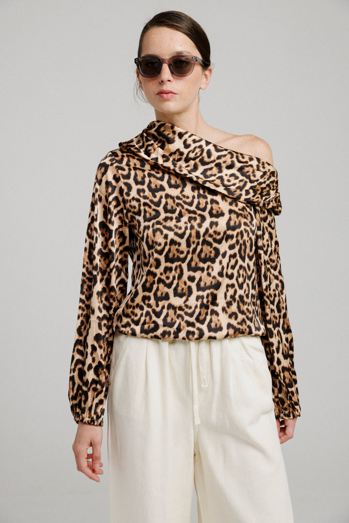 Drawing Off Shoulder Leopard Top