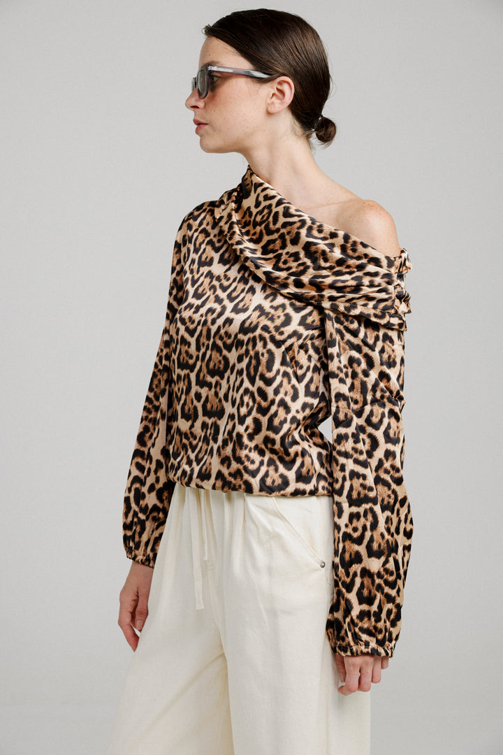 Drawing Off Shoulder Leopard Top