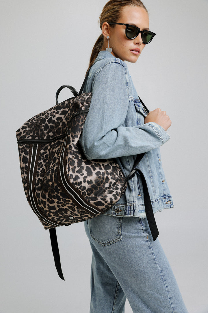 תיק גב מנומר לאישה דגם Leopard Backpack