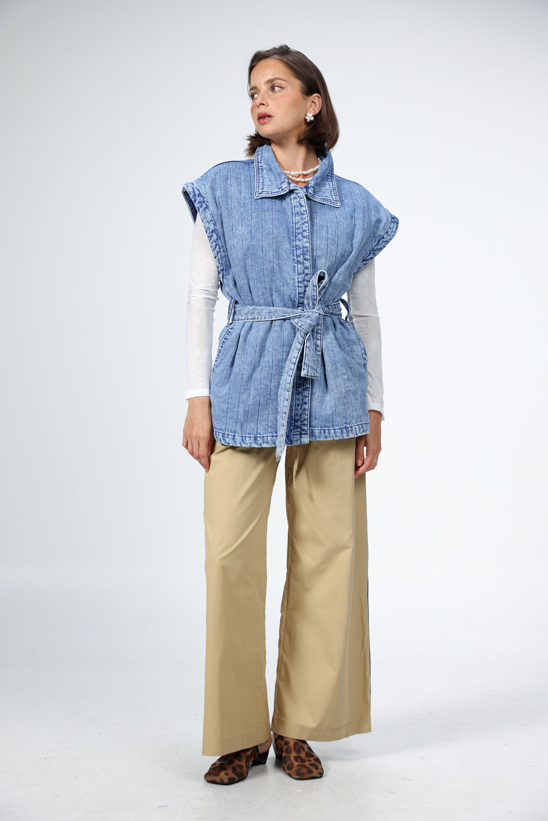 וסט ג'ינס לאישה עם חגורה לקשירה עצמית Jeruz Light Blue Denim Vest