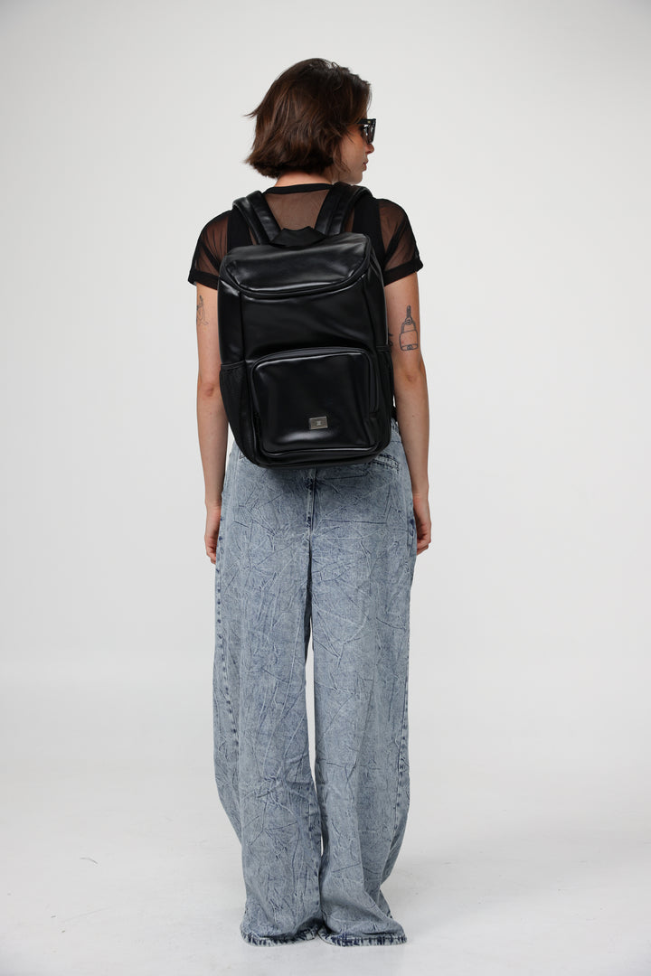 תיק גב שחור עור עם רצועות מרופדות Black Leather Backpack