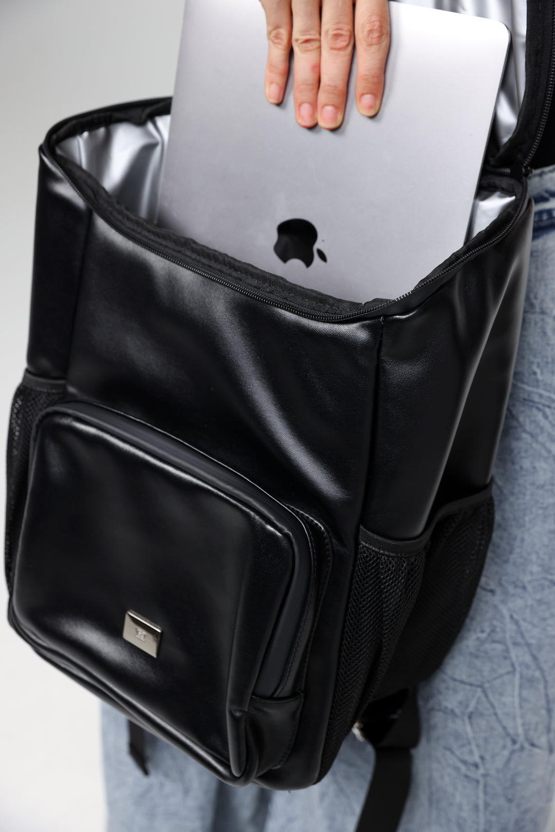 תיק עור שחור למחשב נייד Black Leather Backpack