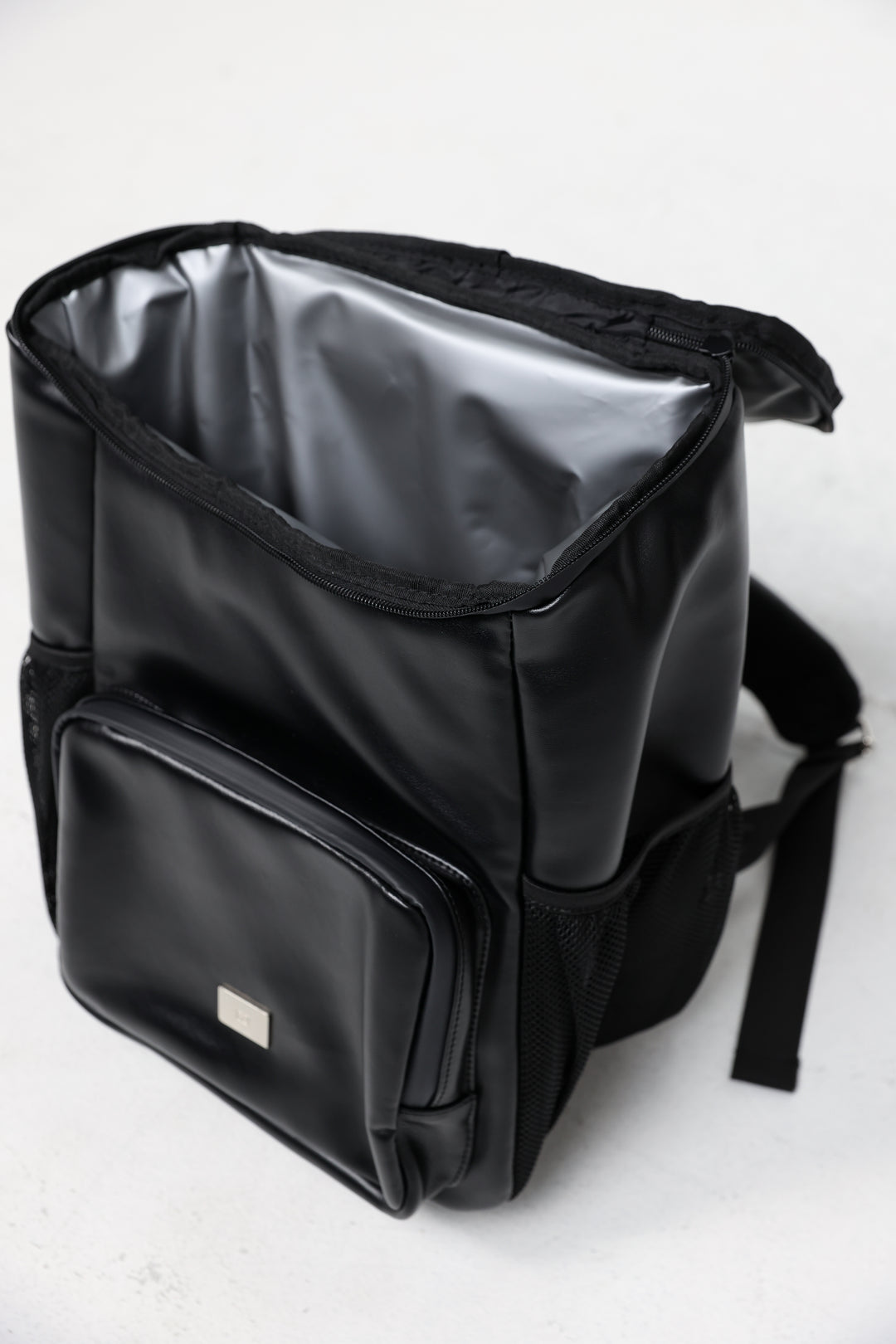 תיק גב שחור עור עם תא ראשי מרווח Black Leather Backpack