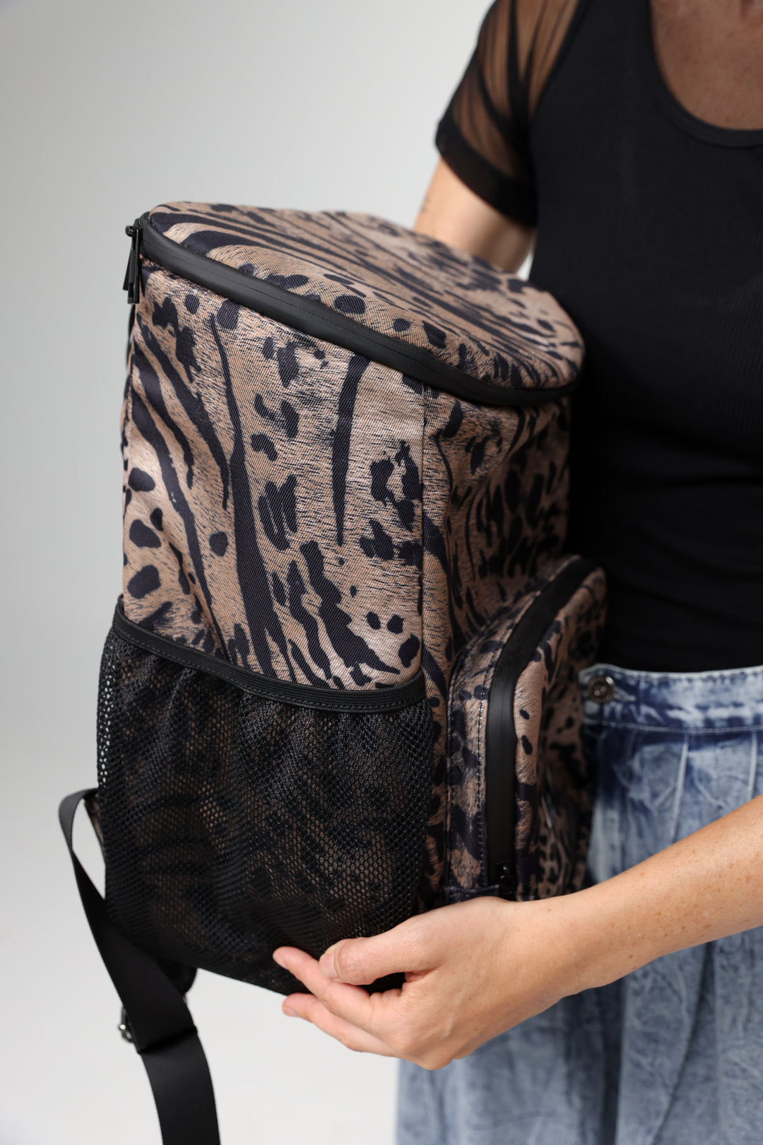 תיק גב מנומר עם כיס רשת אלסטי בצד Leopard Backpack