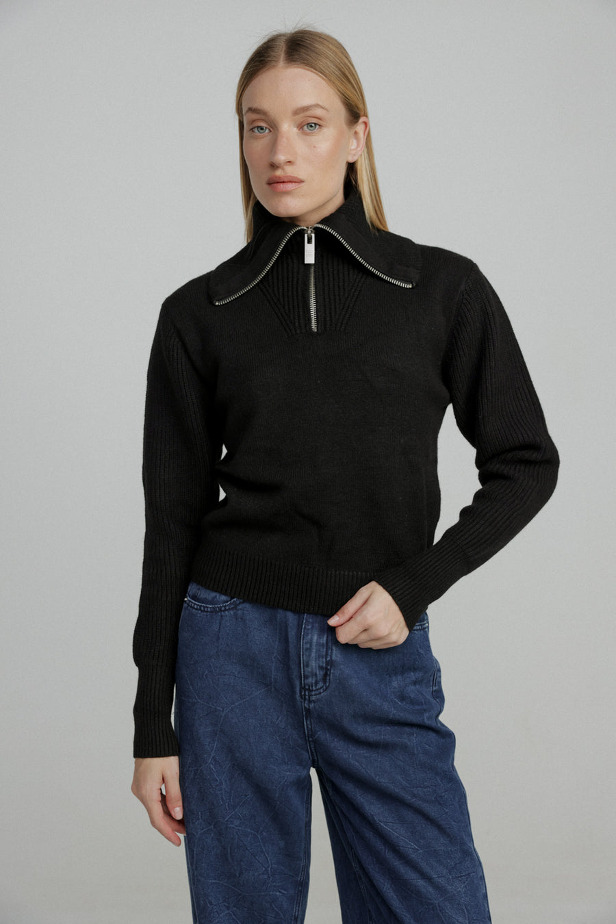 Hugging Black Sweater – SEESTARZ