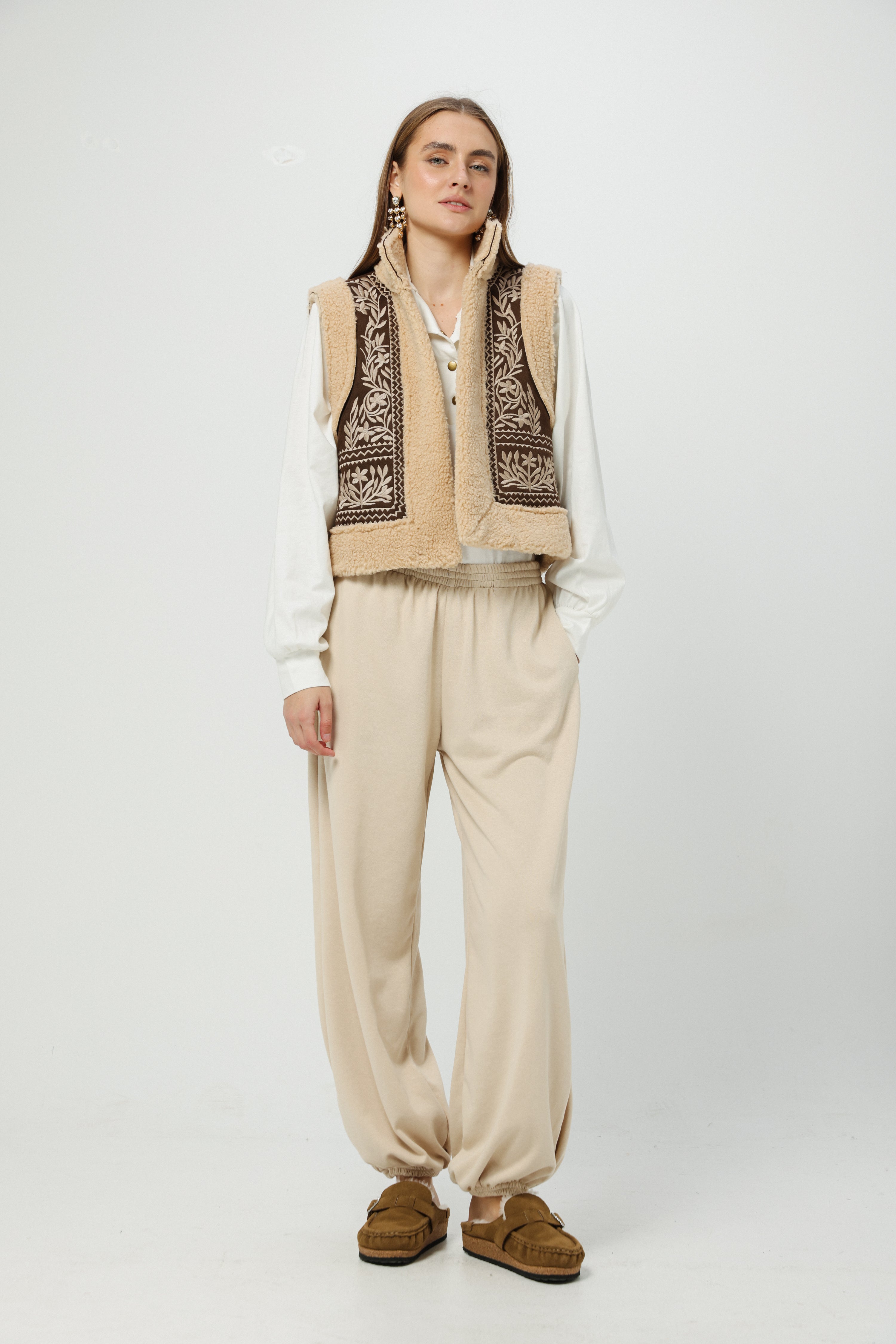 トップス EMBROIDERY CORD VEST Eaphi Eaphi EMBROIDERY CORD VEST - メルカリ