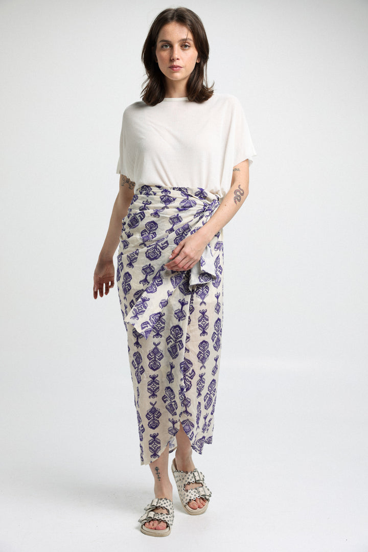 חצאית מעטפת מידי ארוכה עם הדפס בצבעים סגול ולבן