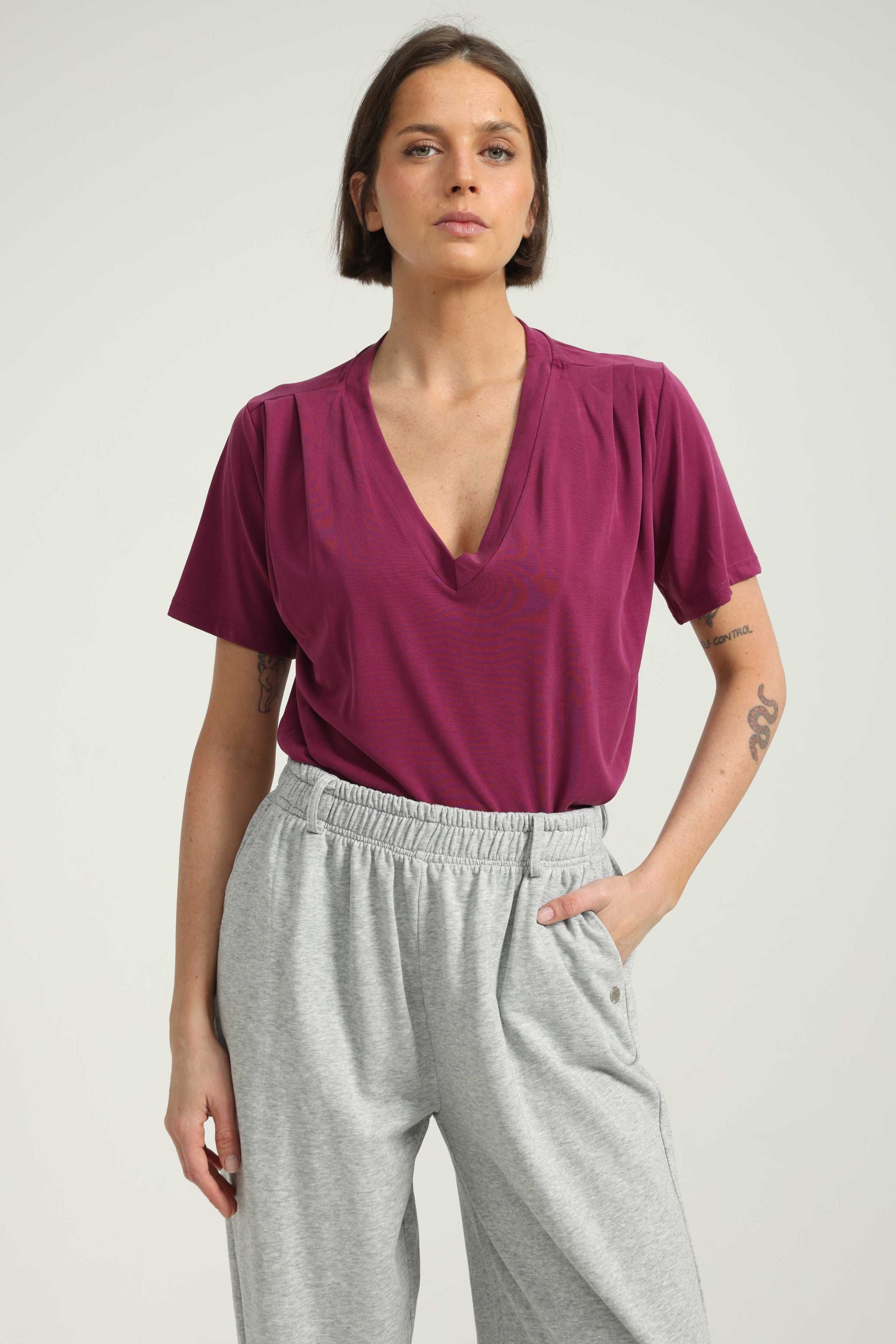 Just V Dark Pink T-Shirt – SEESTARZ