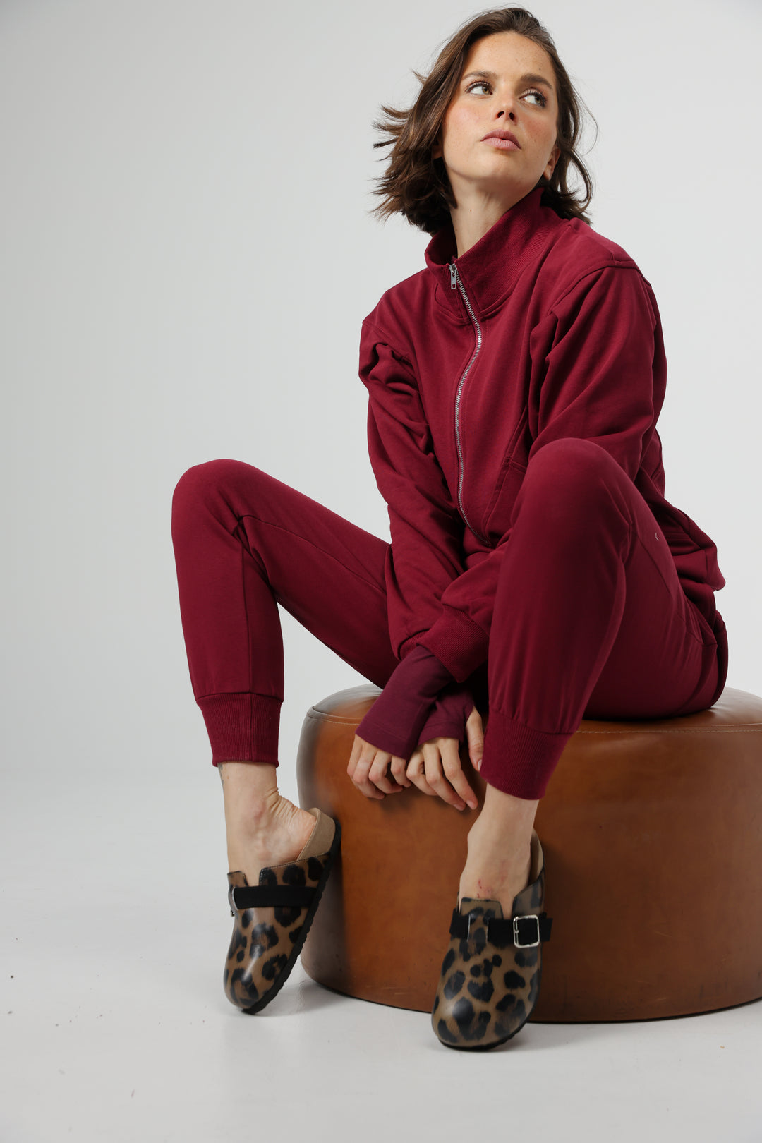 נעלי כפכפים מנומרות לאישה Leopard Leather Buckle Clogs