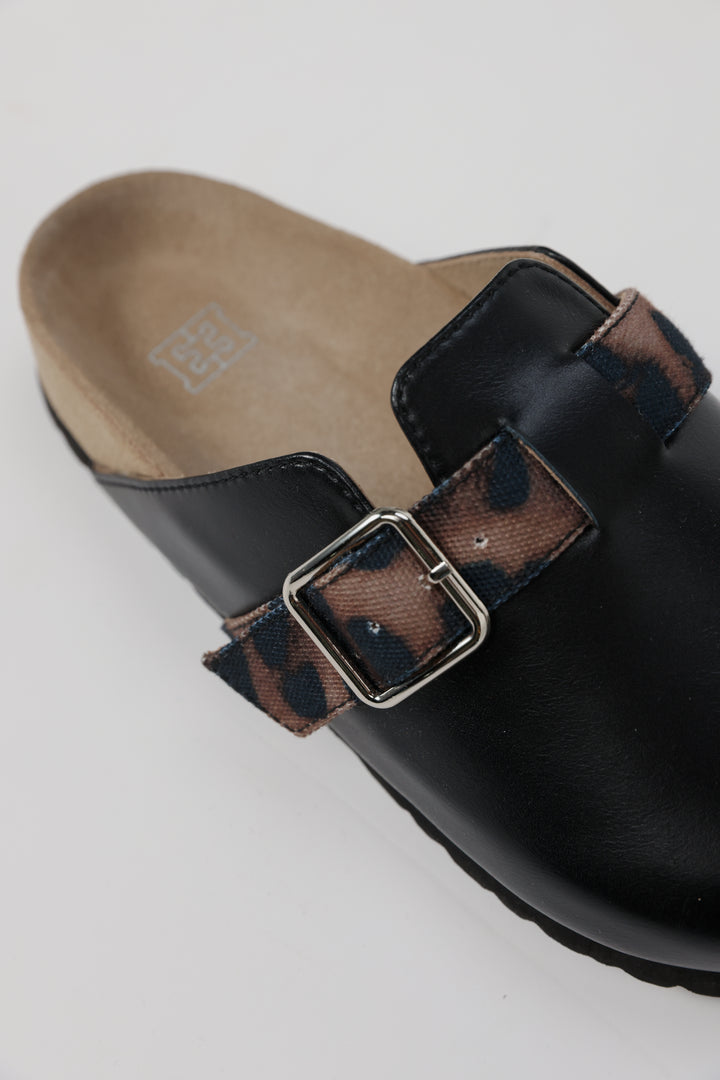 כפכף שחור עם רצועת אבזם מנומרת Black Leather Buckle Clogs
