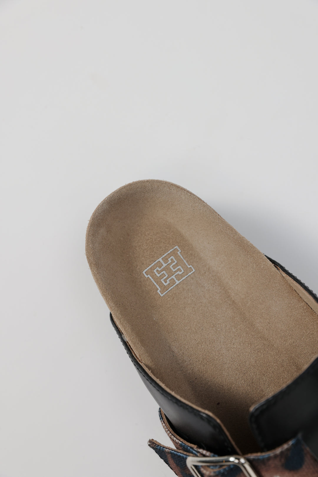 כפכף שחור עור סיסטארז Black Leather Buckle Clogs