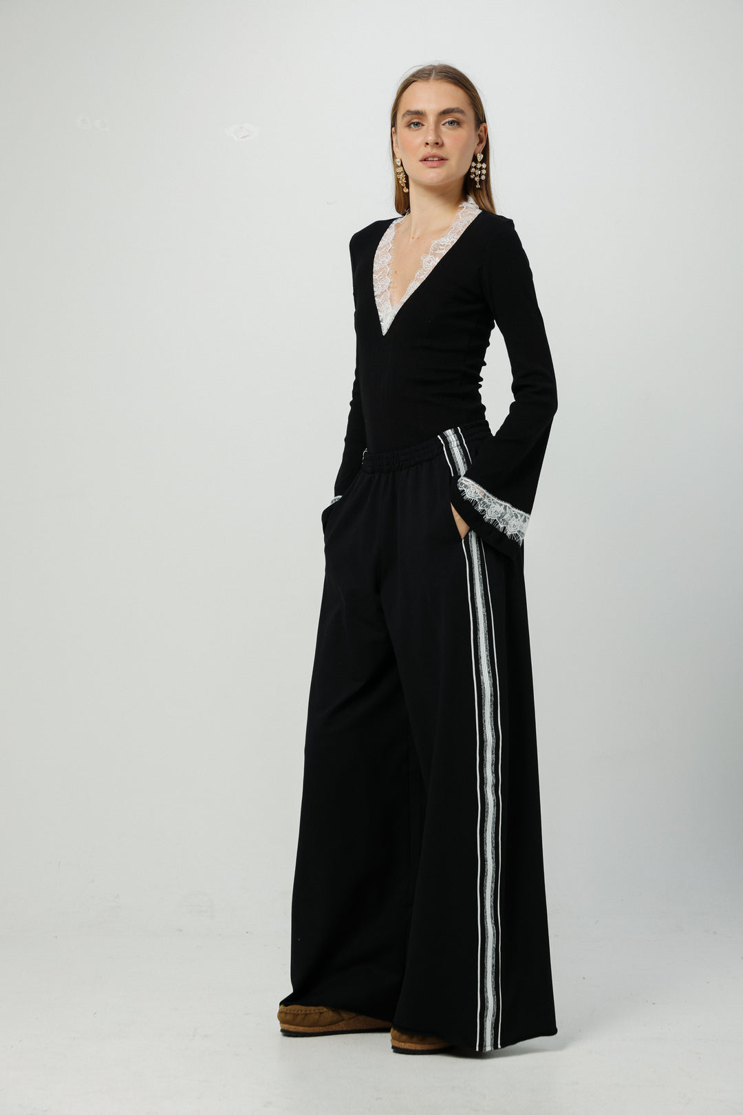 מכנס שחור רחב עם כיסים Must Black Wide Bottoms