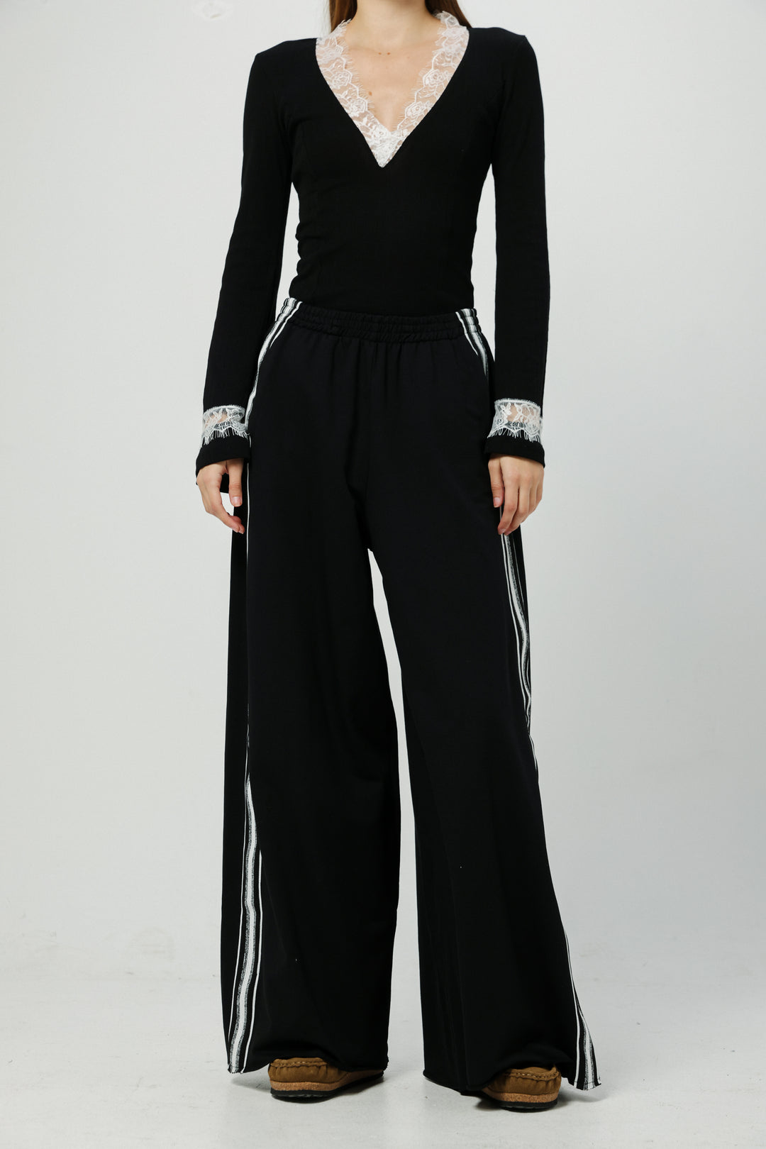 מכנסים ארוכים רחבים בצבע שחור Must Black Wide Bottoms