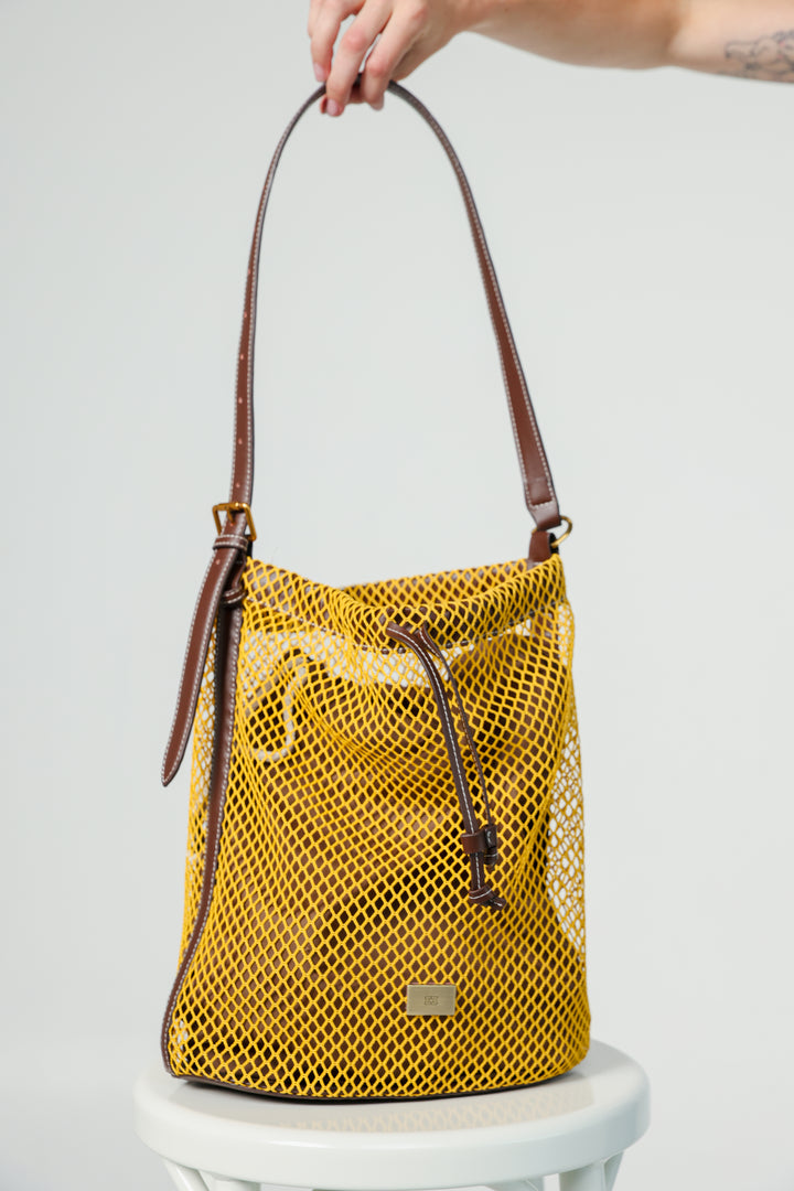 תיק רשת צהוב עם רצועת עור חומה Mustard/Brown Net Bucket Bag
