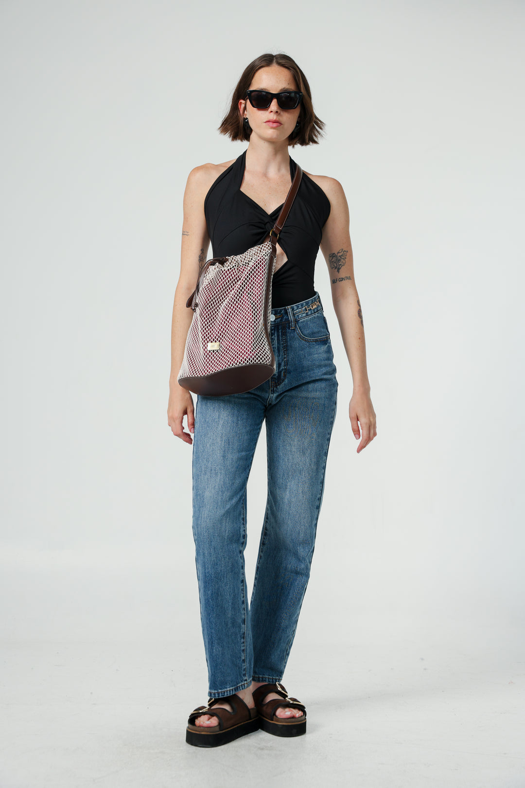 תיק רשת לבן עם רצועה מתכוונת Cream/Burgundy Net Bucket Bag