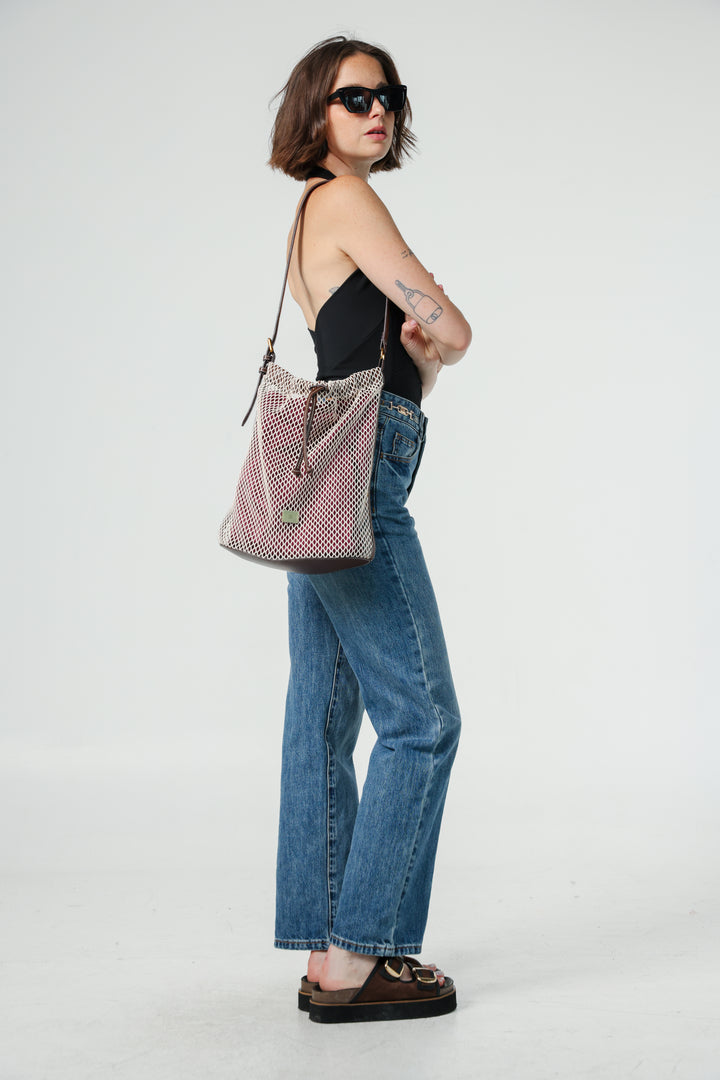 תיק דלי רשת לבן סיסטרז Cream/Burgundy Net Bucket Bag