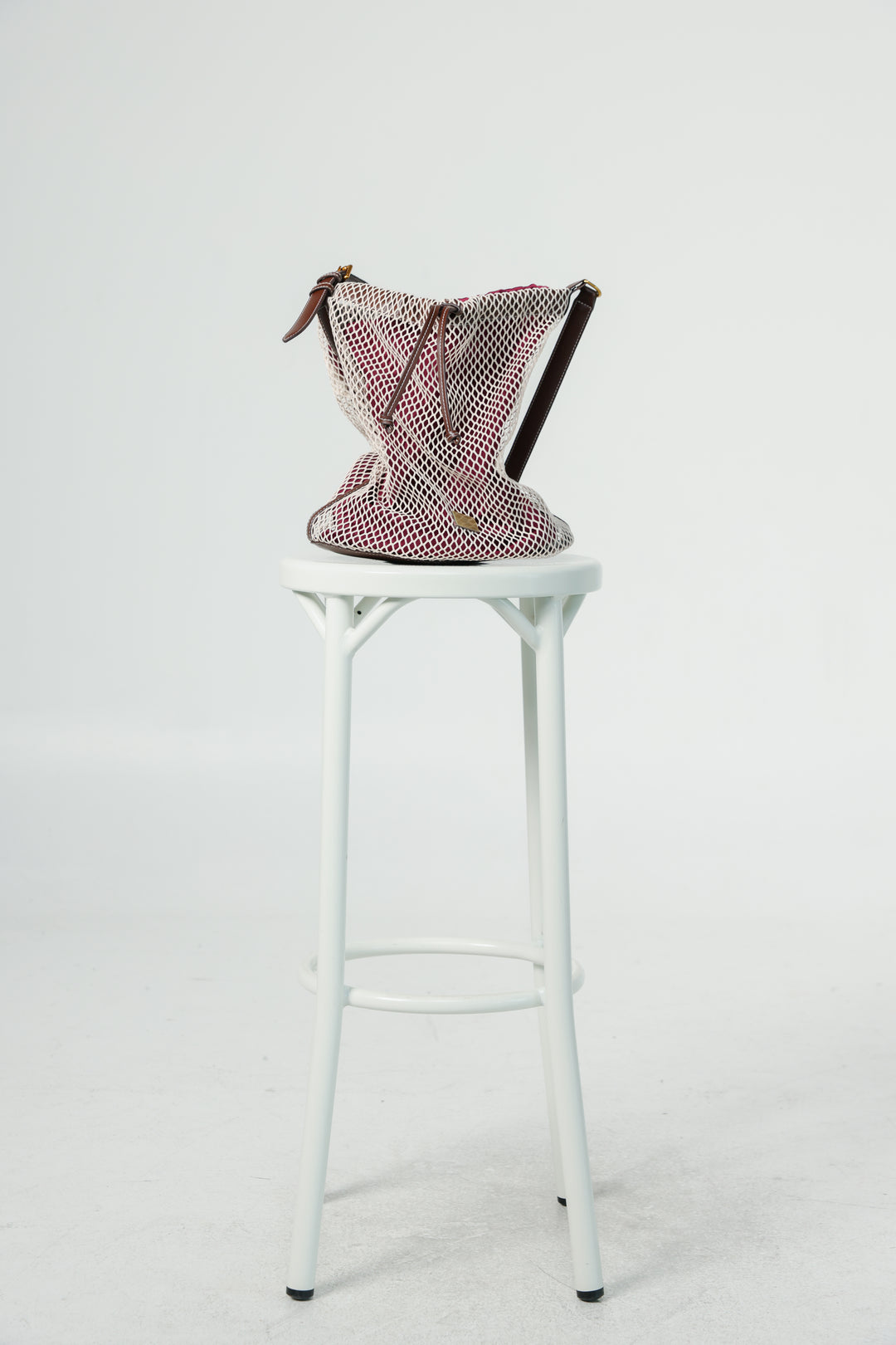 תיק דלי עם רשת לבנה Cream/Burgundy Net Bucket Bag