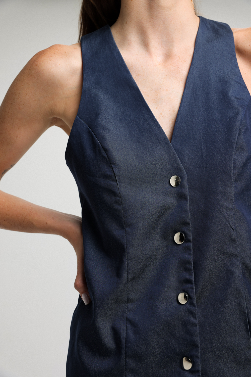 וסט כחול לנשים דגם Inspo Blue Vest עם כפתורים וצווארון וי