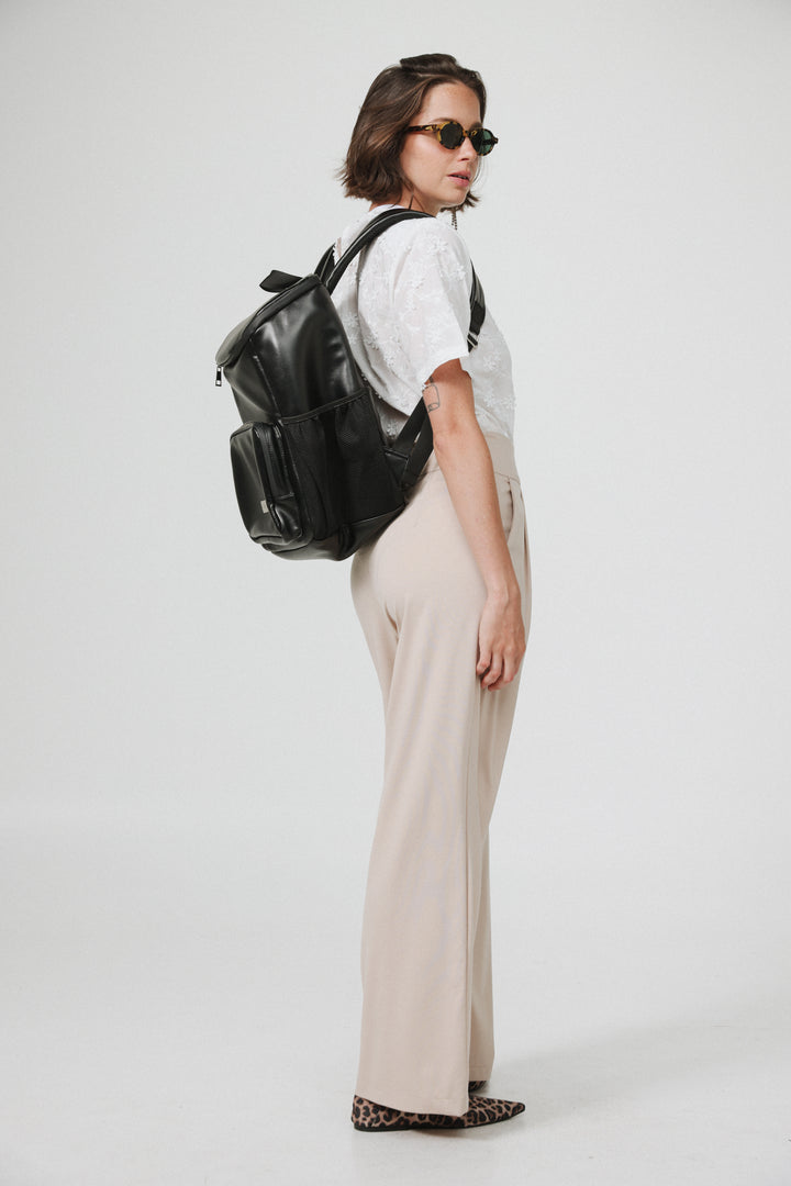 תיק גב שחור מעור לאישה Black Leather Backpack