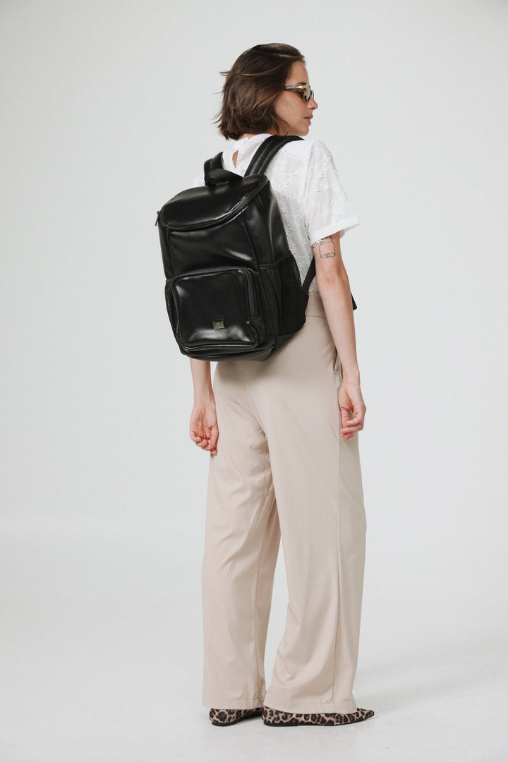 תיק גב עור שחור לנשים  Black Leather Backpack