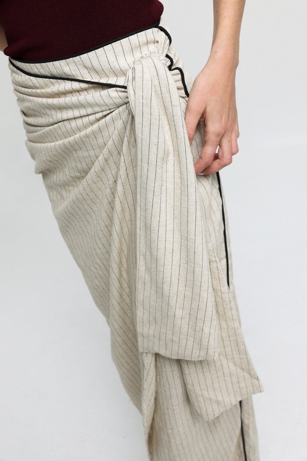 חצאית פסים ארוכה דגם EE Beige Stripes & Black Piping Skirt עם קשירה