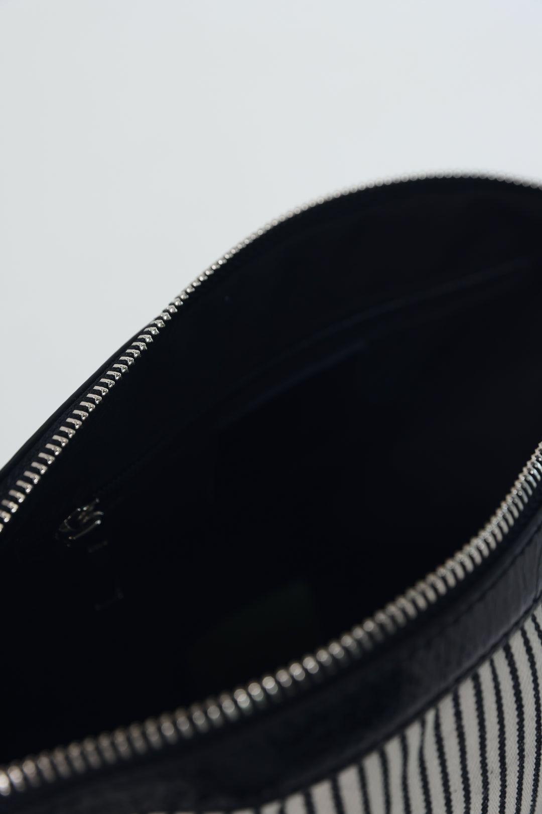 תיק פסים עם גימור שחור מבריק Striped Makeup Bag