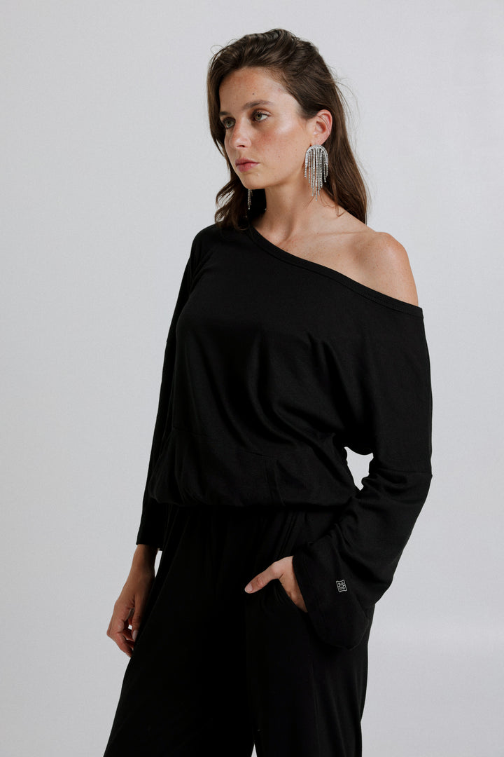 חולצת טרנינג לנשים דגם Way Black Shirt כתף שמוטה